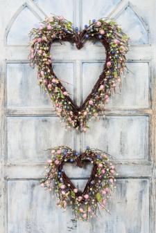 HEART SHAPED WREATH ON TWIG BASE WITH ROSE HIP, RICE BERRIES