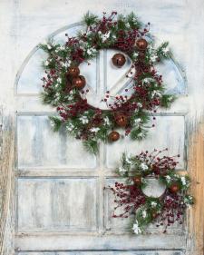 SNOW FLOCKED PINE WREATH SET W/MIXED BERRIES AND BELLS, SET 
