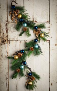 ORNAMENT GARLAND WITH BLUE BERRIES, GOLDEN PINE CONES AND GO